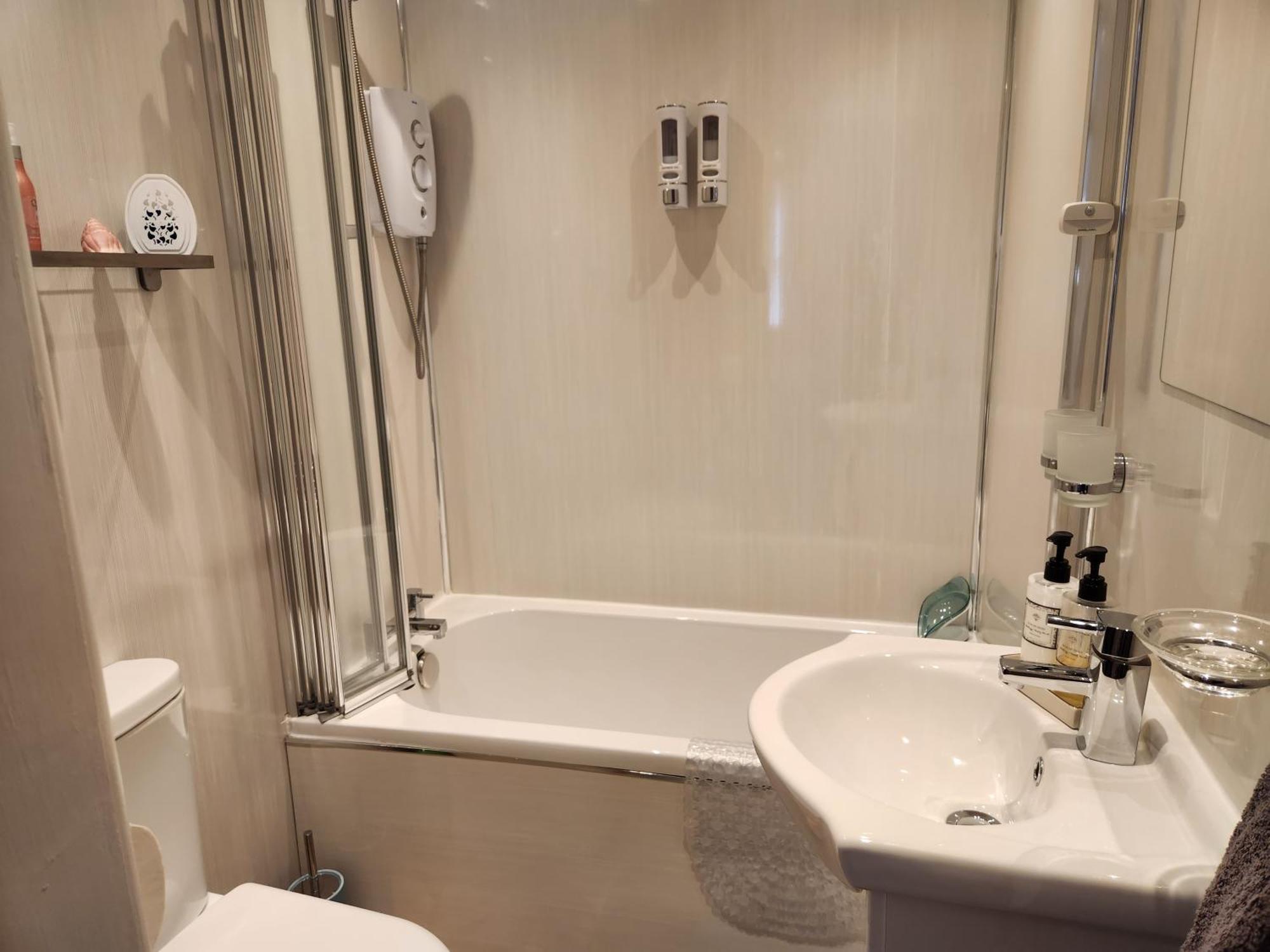 Apartment Captivating 2-bed Ground Floor In *