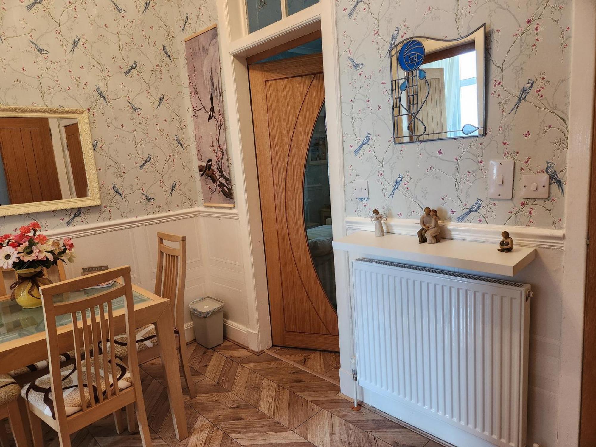 Captivating 2-bed Ground Floor In Apartment *